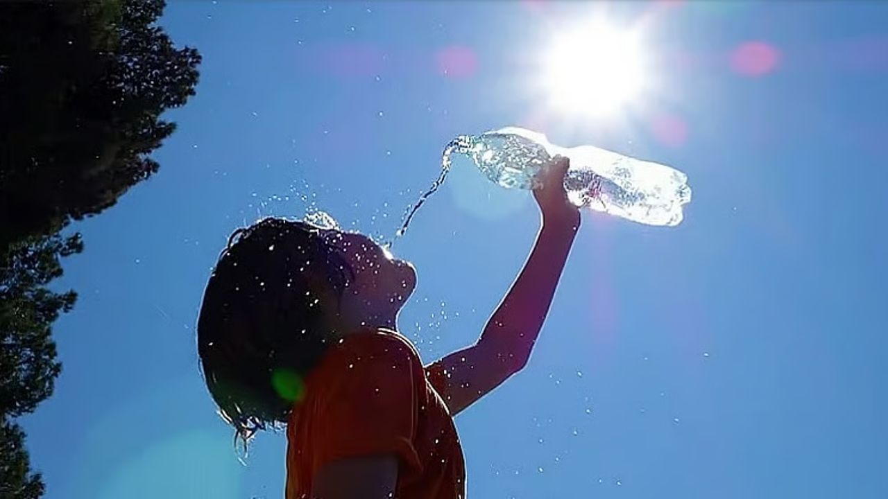 राजधानी लखनऊ और कानपुर में भी तापमान लगातार रिकॉर्ड बना रहा है। लखनऊ में पारा 42 डिग्री तक पहुंचने की संभावना है, जबकि कानपुर में यह 43 डिग्री के आसपास बना रह सकता है। रात के समय भी गर्म हवाओं के कारण राहत नहीं मिल रही। (Img: Google)