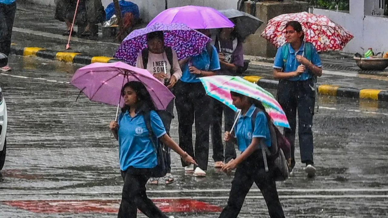 UP Weather Alert: चिलचिलाती गर्मी के बीच आसमान का पलटवार! क्या आपके जिले पर भी मंडरा रहा है तूफानी खतरा?