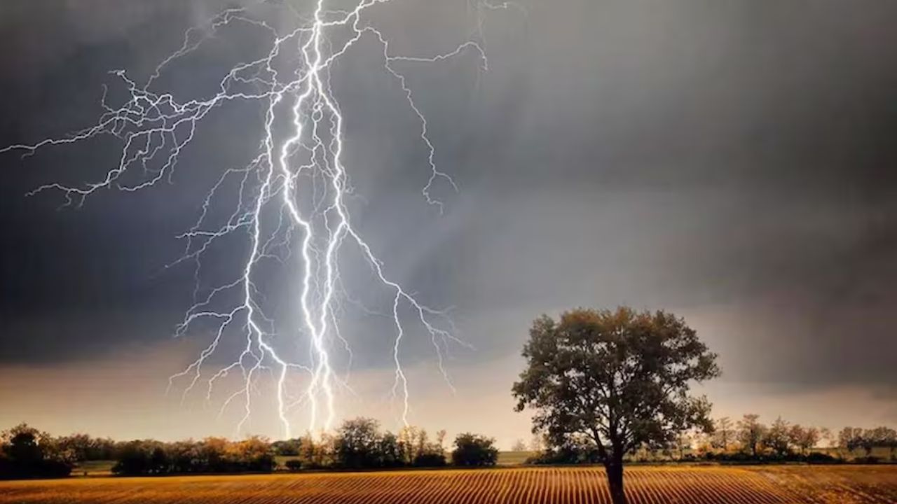 UP Weather: तेज आंधी और बारिश ने यूपी में मचाया कहर, 18 लोगों की मौत, 5 घायल