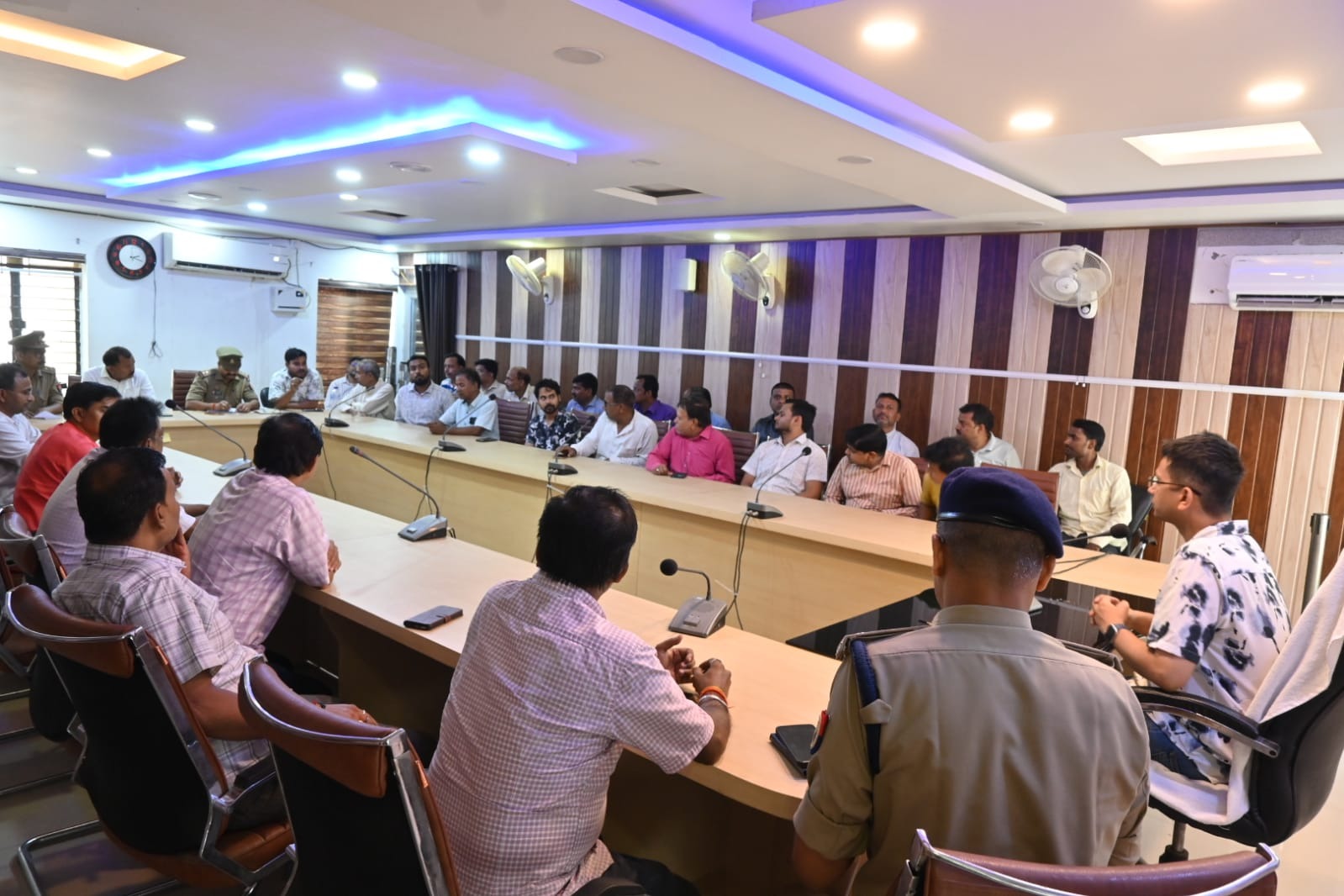 Maharajganj News: सर्राफा कारोबारियों की सुरक्षा बढ़ी! SP शक्ति मोहन अवस्थी ने जारी किए सख्त निर्देश