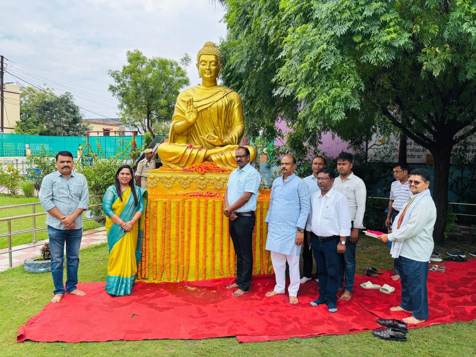 डीएम और नपा चेयरमैन ने बुद्ध पूर्णिमा व श्रमिक दिवस पर दी श्रद्धांजलि, कर्मचारियों को किया सम्मानित