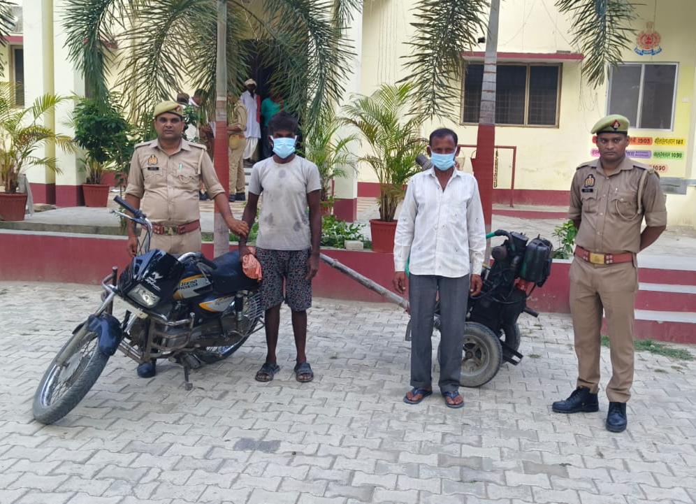 चोरी का राजफाश: निचलौल पुलिस ने दो शातिर चोरों को दबोचा, पम्पिंग सेट के साथ नेपाली और भारतीय मुद्रा बरामद