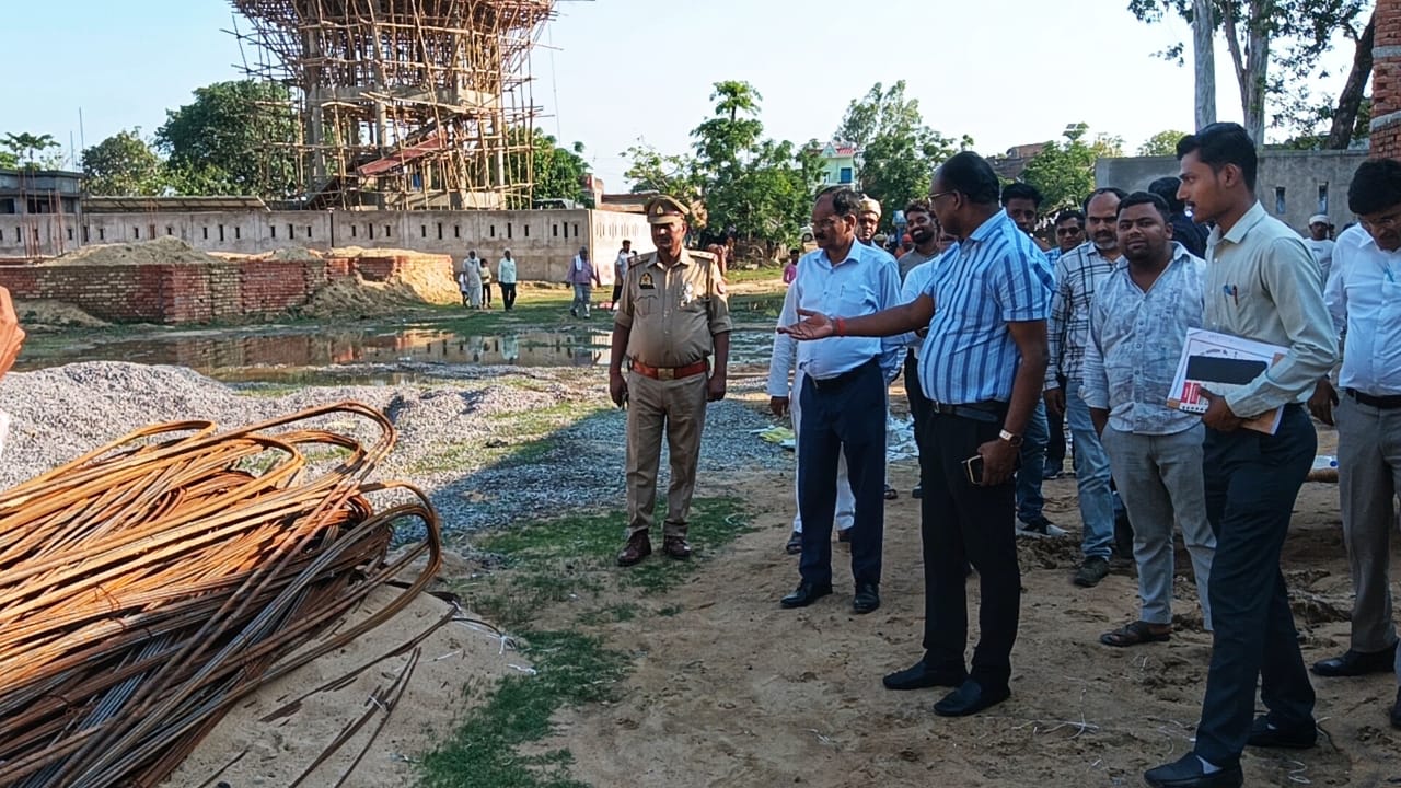 विद्यालय निर्माण में Maharajganj DM का एक्शन: जंग लगी सरिया पर भड़के, लापरवाही पर दी कड़ी चेतावनी