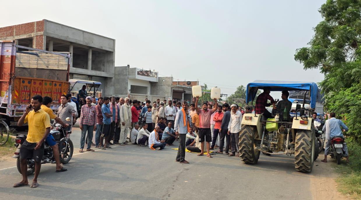 UP: महराजगंज में किसानों का फूटा गुस्सा, पेट्रोल पंप पर क्यों लगा चक्का जाम?