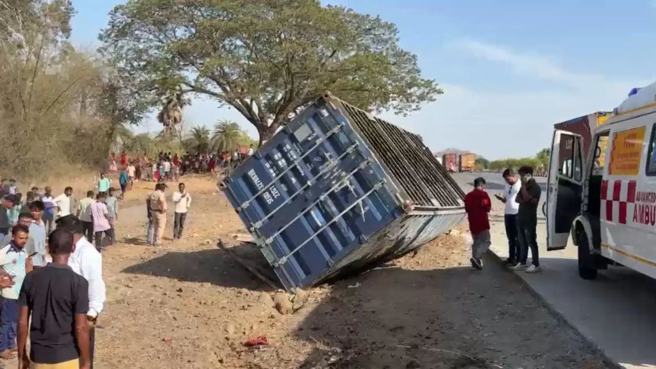 Road Accident: महाराष्ट्र के पालघर में बड़ा हादसा… बारातियों से भरा ट्रक कंटेनर से टकराया, 12 की मौत