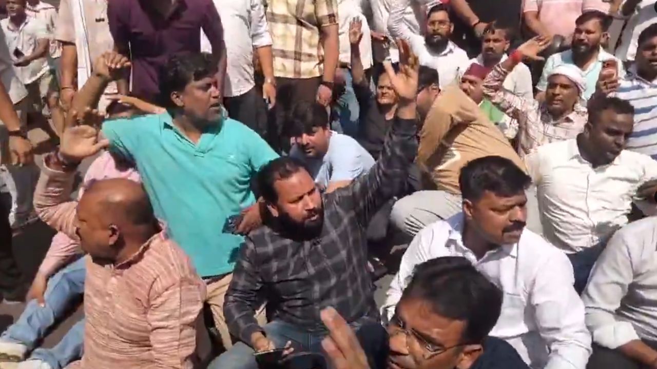 प्रशासन की कार्रवाई से लखनऊ में जिला कोर्ट परिसर के बाहर हंगामा, वकीलों का विरोध प्रदर्शन जारी