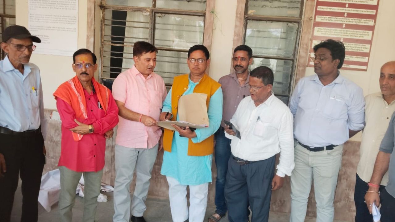 Maharajganj : 205 दिन बाद खत्म हुआ नौतनवा तहसील का आंदोलन, उपनिबंधक संदीप के रिलीव का मिला प्रमाण