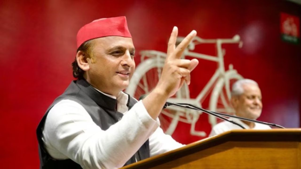 “दो स्टूल मिलाकर कुर्सी नहीं बनती”, डिप्टी सीएम पर अखिलेश यादव ने कसा तंज