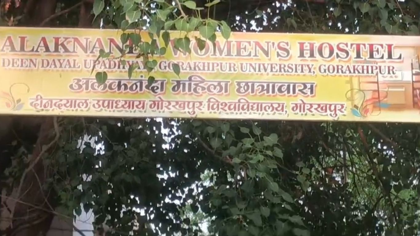 गोरखपुर विश्वविद्यालय में छात्रावास के खाने में निकले कीड़े, वीडियो वायरल होने के बाद ‘डाइनामाइट न्यूज़’ का रियलिटी चेक