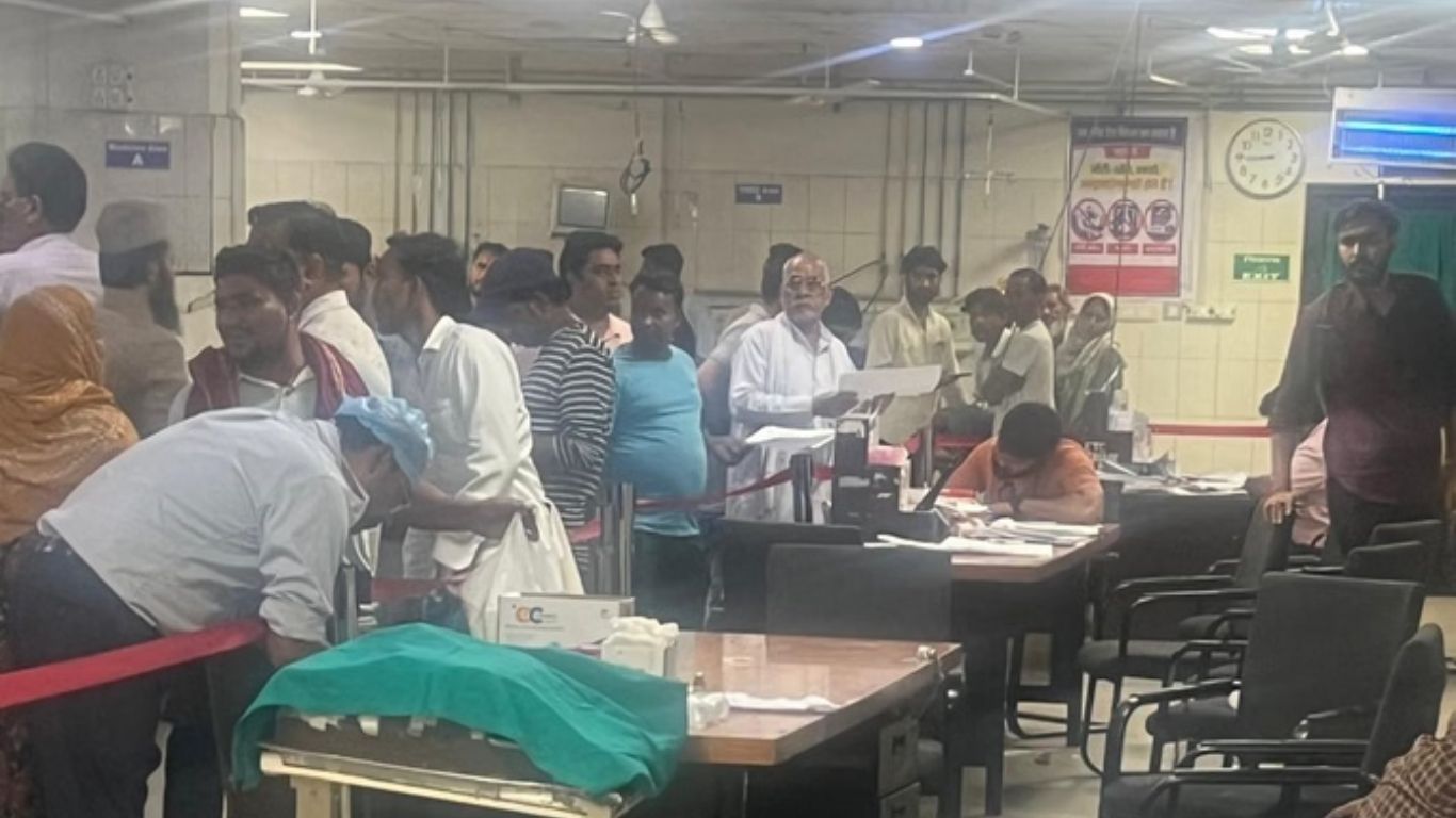 JN Medical College: गेट पर गार्ड्स और अंदर हंगामा; जेएन मेडिकल कॉलेज की सुरक्षा व्यवस्था पर क्यों उठ रहे हैं सवाल?