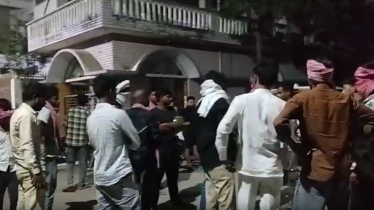 अमेठी में पूर्व कैबिनेट मंत्री के घर पर अराजक तत्वों का तांडव, परिवार ने जान से मारने का लगाया आरोप