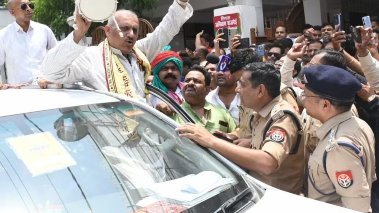कानपुर में स्कूल के बाहर लग गई बैरिकेडिंग? अमिताभ बाजपेई को घर में रोका, चप्पल पर आई बात