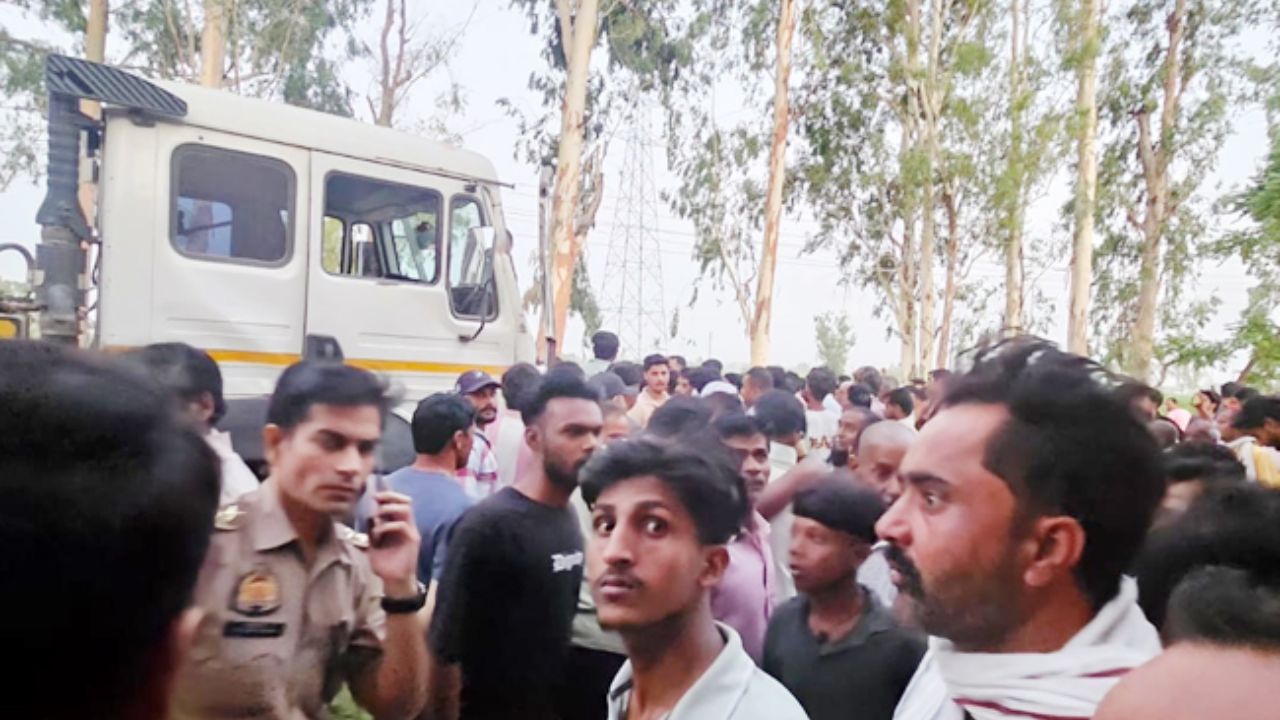 Amroha Accident: अनियंत्रित डंपर मंदिर में घुसा, रामायण पाठ के दौरान 3 की मौत, कई घायल