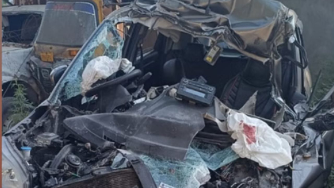 Amroha Road Accident: दिल्ली जा रही WagonR अज्ञात वाहन में घुसी, चालक समेत 4 युवकों की मौत