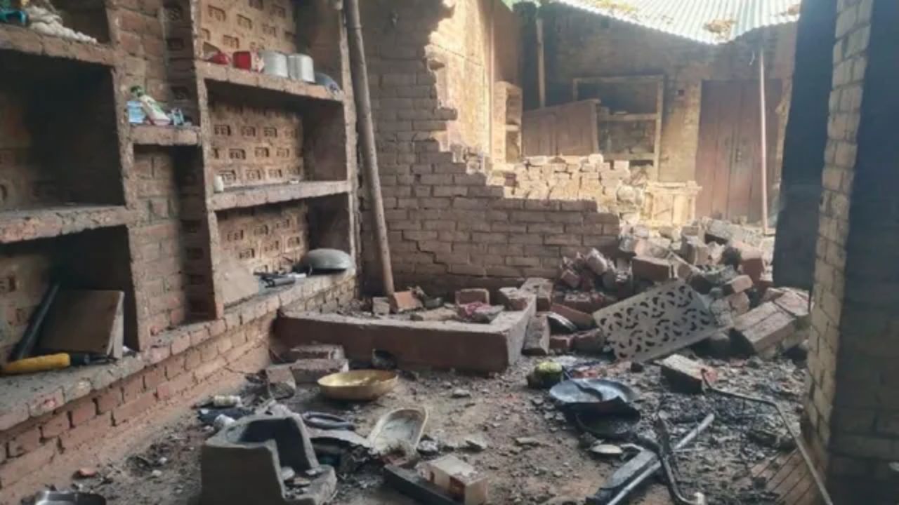 Auraiya Cylinder Blast: बंद कमरे में फटा घरेलू गैस सिलिंडर, दीवार गिरी; 200 मीटर दूर तक गिरे टुकड़े