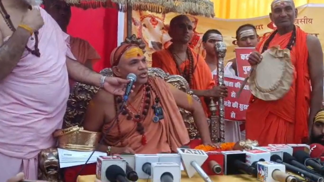 इस दौरान उन्होंने रामधाम निर्माण, गौ-रक्षा और बूचड़खानों को बंद कराने जैसे मुद्दों पर अपनी बात रखी। वहीं, उन्होंने स्पष्ट किया कि उनका विरोध किसी व्यक्ति विशेष से नहीं बल्कि नीतियों से है।