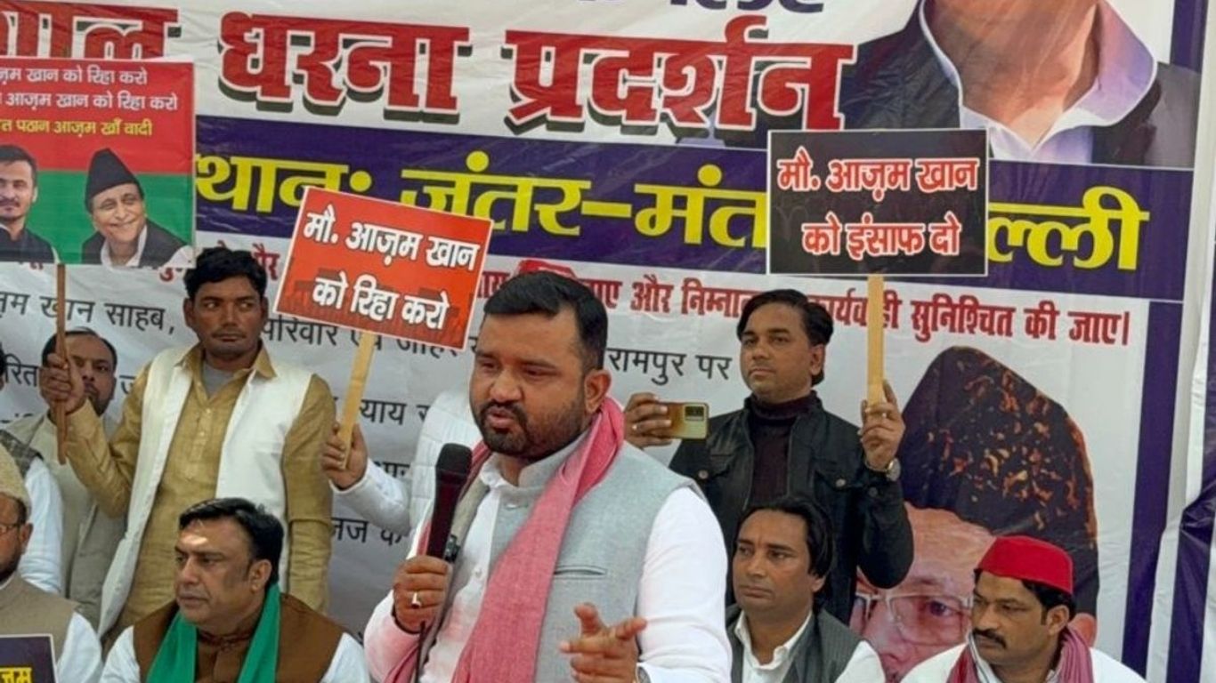 दिल्ली के जंतर-मंतर पर सपा नेताओं का हल्लाबोल, कोर्ट के इस फैसले के खिलाफ दिया धरना