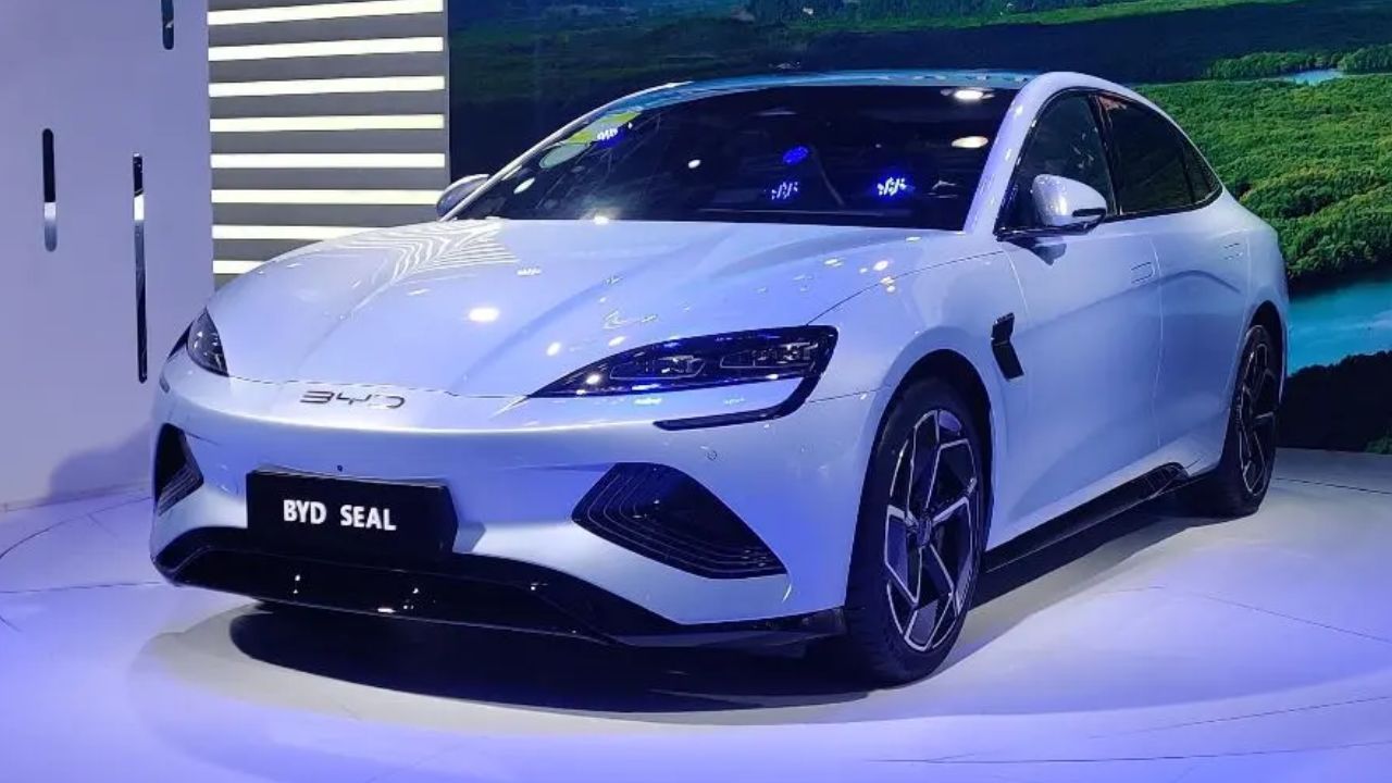 चार्जिंग टेंशन खत्म करने आ रही BYD की सुपर हाइब्रिड SUV, जानिए आखिर इसमें क्या है खास?