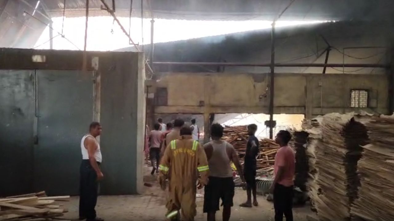 Raebareli: प्लाई फैक्ट्री में भीषण आग, करोड़ों का सामान राख, बछरावां में दमकल की सात गाड़ियां तैनात