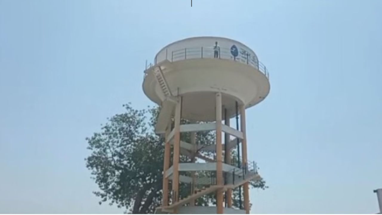 न्याय नहीं मिला तो पानी की टंकी पर चढ़ गया किशोर! बदायूं में हाईवोल्टेज ड्रामे से हड़कंप