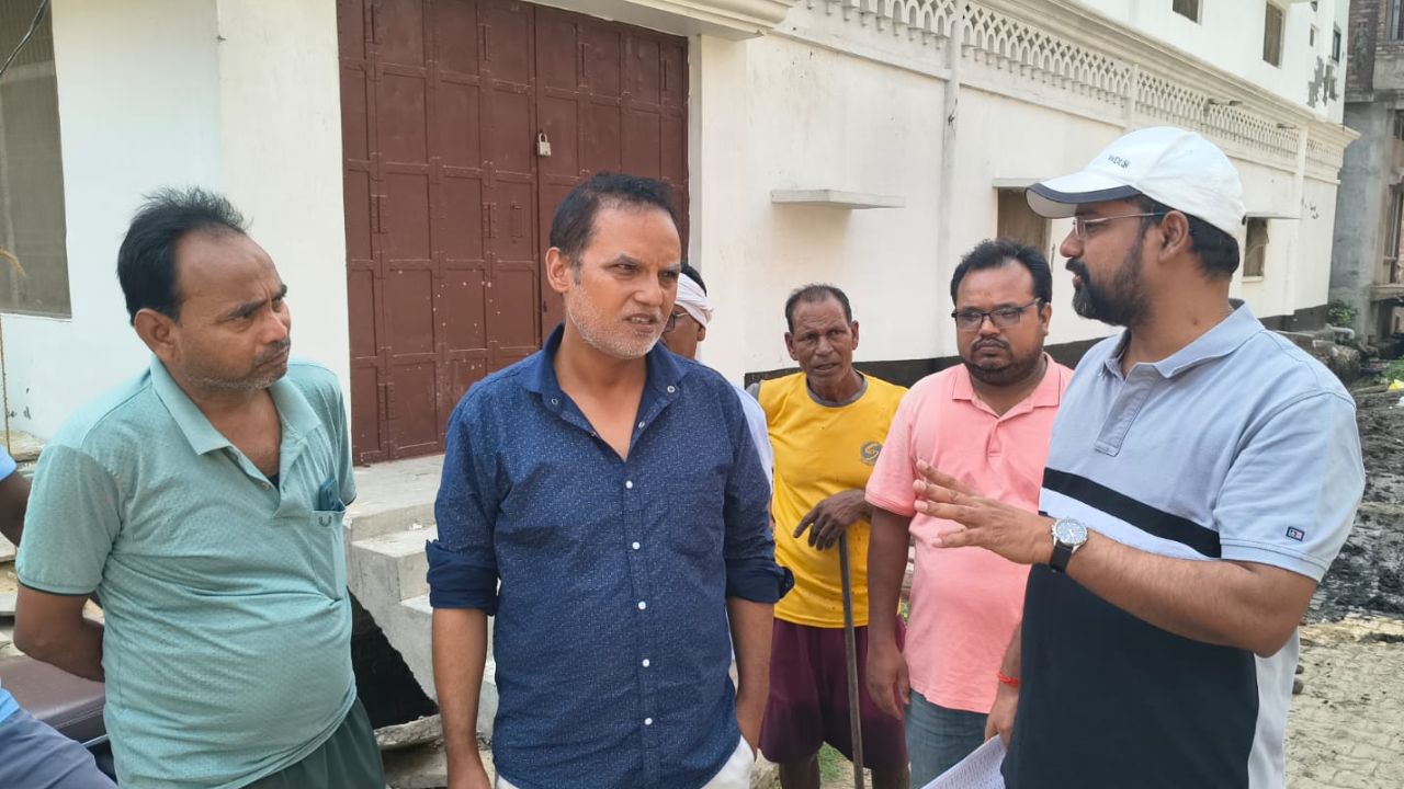 Baliya News: नाला सफाई में मिली गड़बड़ी,अधूरी सफाई पर सख्त हुए अधिकारी