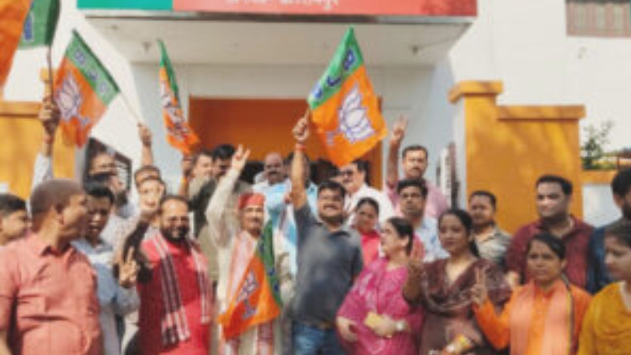 बलरामपुर में जश्न… BJP समर्थकों ने ढोल-नगाड़ों के साथ मनाई खुशी