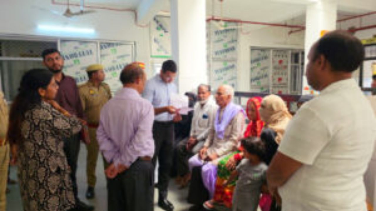 सुबह इलाज कराने पहुंचे लोग, लेकिन मिल गए डीएम… फिर खुल गई बलरामपुर अस्पताल की पोल