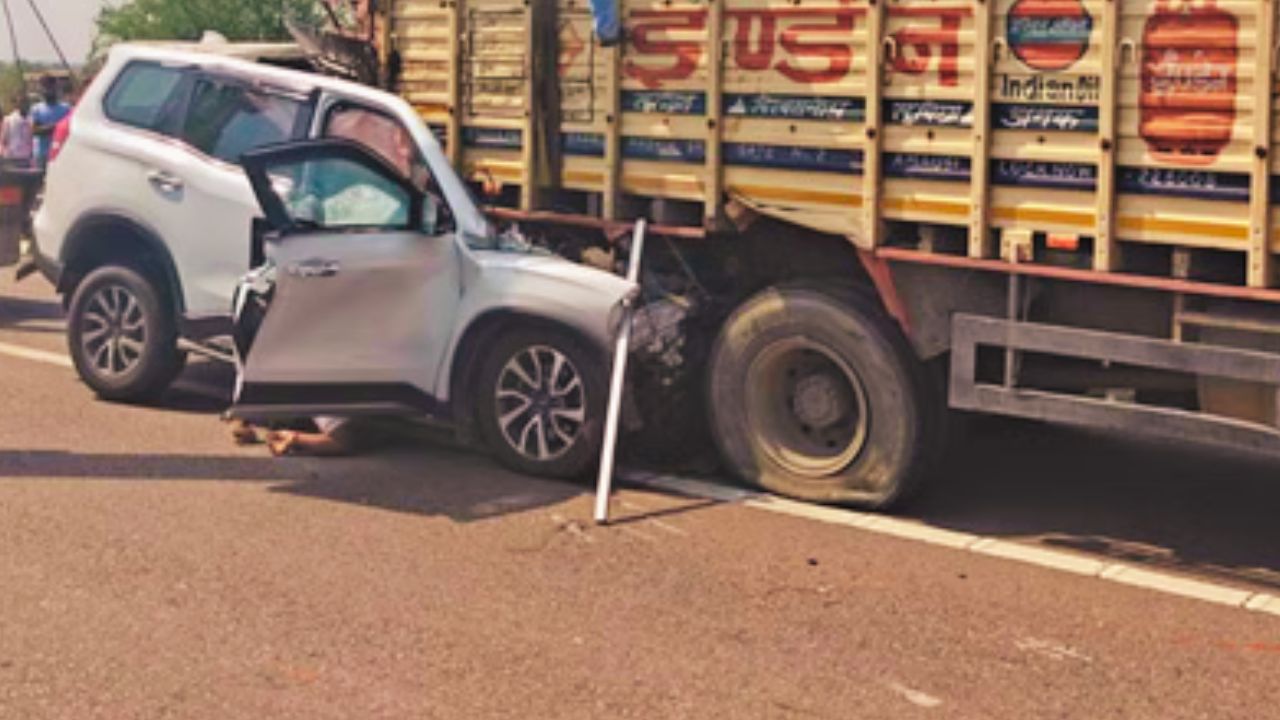 Banda Road Accident: एक्सप्रेसवे पर दिल दहला देने वाला हादसा, ट्रक और स्कॉर्पियो की टक्कर में एक परिवार पर आफत