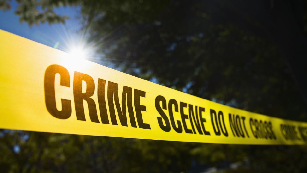 बस्ती में बंद कमरे से बच्चे का शव बरामद, मां गंभीर हालत में अस्पताल में भर्ती, परिजनों में सनसनी