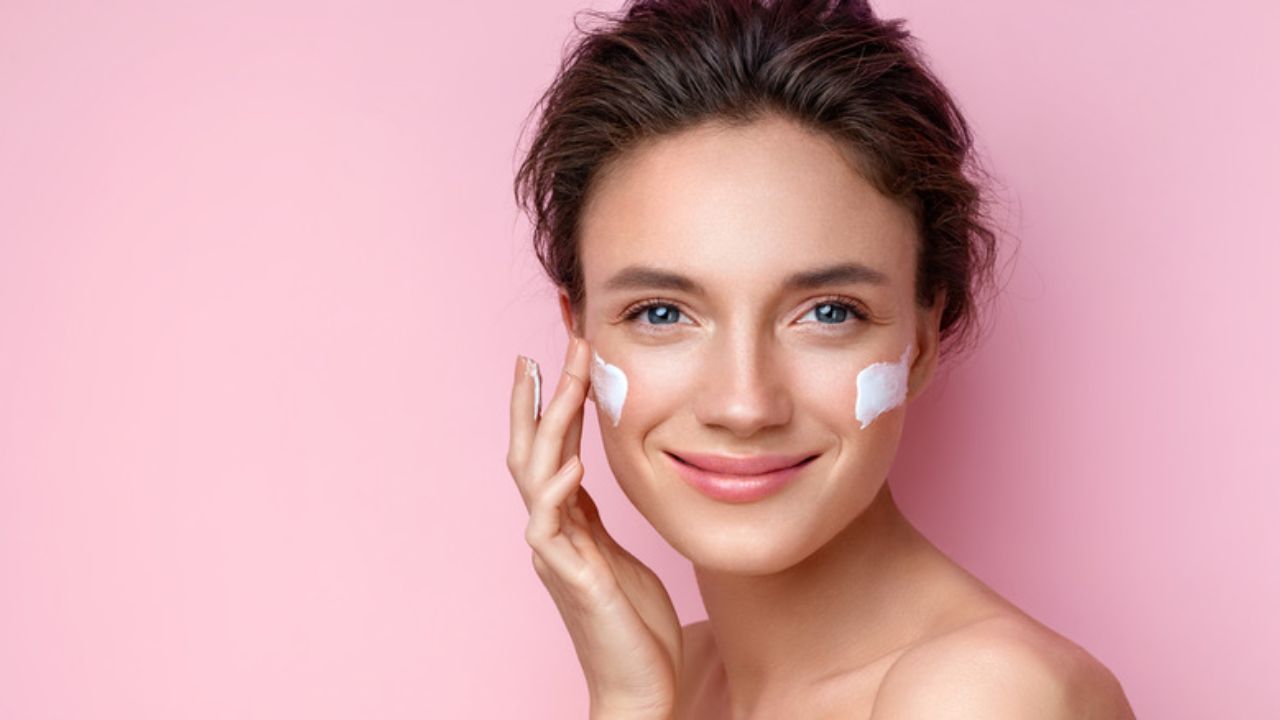 बॉडी लोशन (Body Lotion): कई लोग क्रीम खत्म होने पर बॉडी लोशन को ही चेहरे पर लगा लेते हैं। याद रखें, शरीर की त्वचा मोटी होती है और चेहरे की त्वचा बहुत नाजुक। बॉडी लोशन काफी गाढ़े और ऑयली होते हैं, जो चेहरे के पोर्स (रोमछिद्रों) को बंद कर देते हैं। इससे चेहरे पर भारी मात्रा में मुंहासे और ब्लैकहेड्स होने लगते हैं। (Img- Internet)
