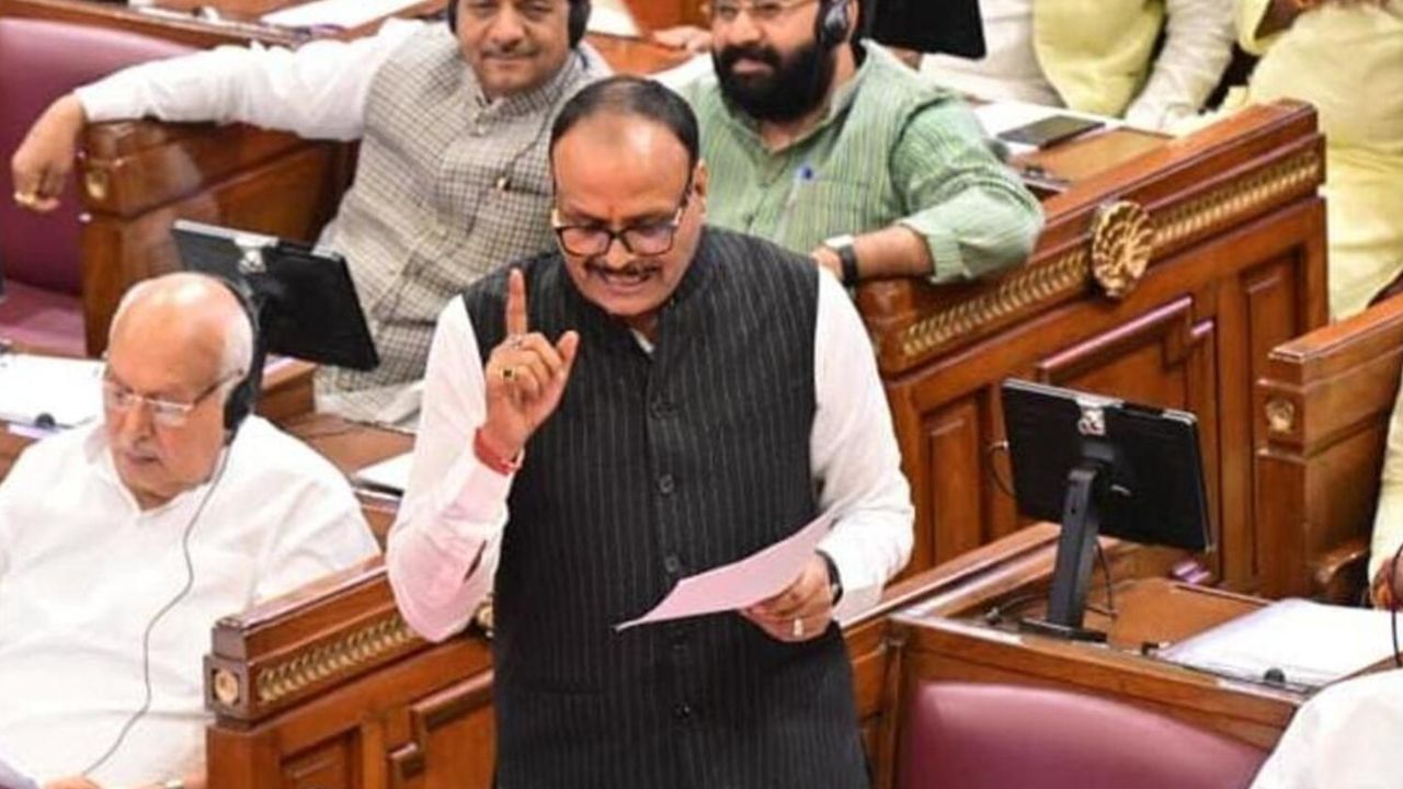 UP के डिप्टी CM ब्रजेश पाठक के विमान का इंजन फेल, रनवे पर निकला धुआं।