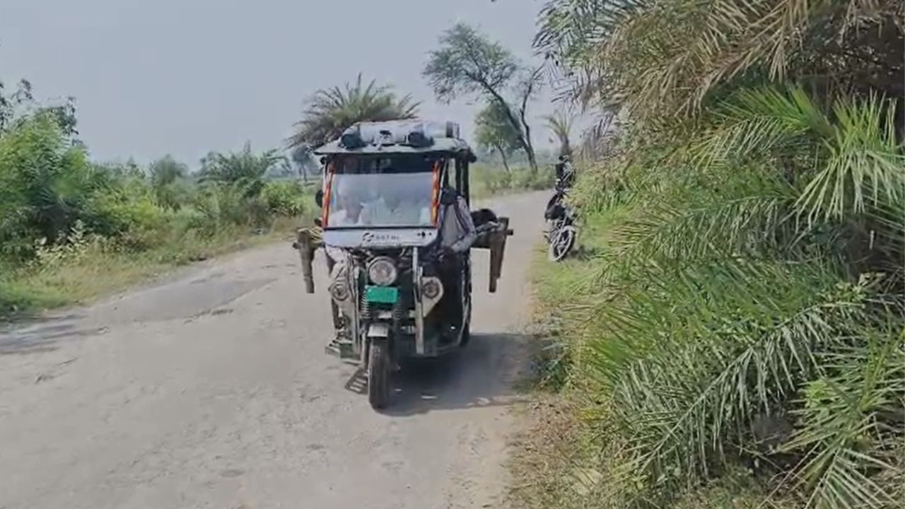 घटना के बाद परिजनों ने तुरंत एंबुलेंस सेवा को फोन किया, लेकिन काफी देर तक कोई सहायता नहीं पहुंची। परिवार का आरोप है कि उन्होंने कई बार कॉल की, इसके बावजूद करीब चार घंटे तक एंबुलेंस गांव नहीं पहुंची। घायल युवक की हालत बिगड़ती देख परिवार ने खुद ही उसे अस्पताल ले जाने का फैसला किया। (Img: Dynamite News)