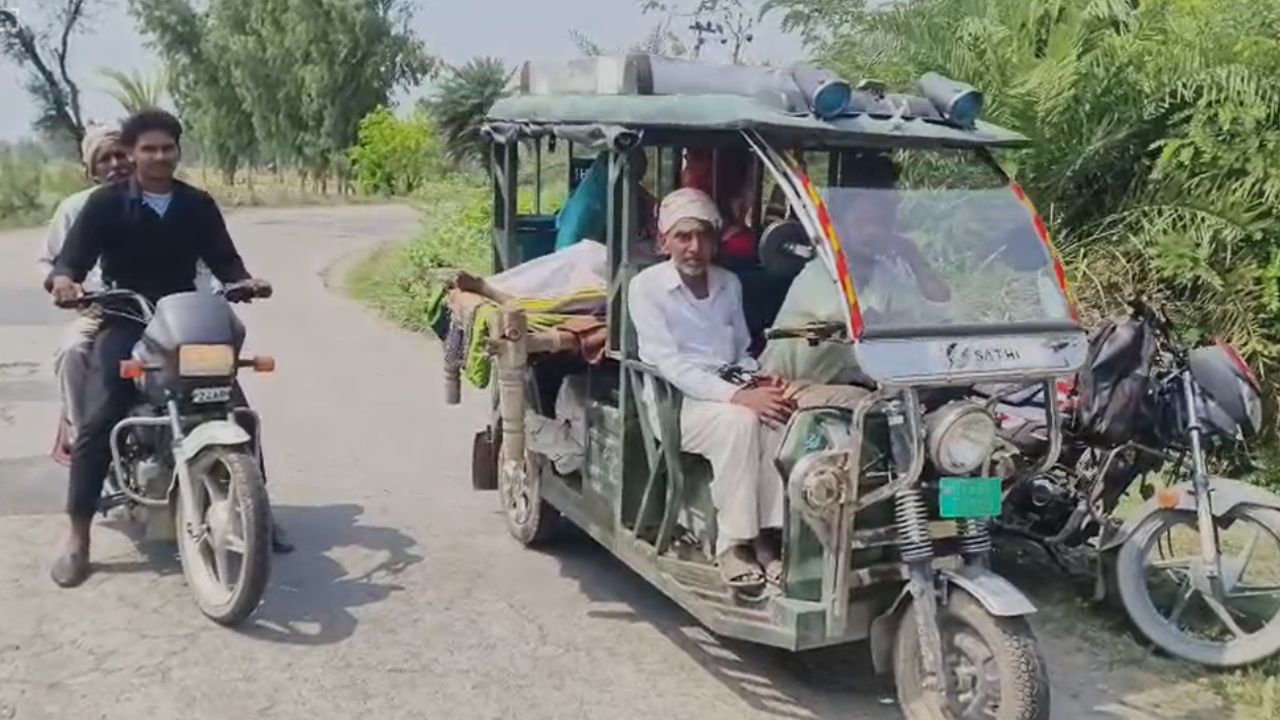 मामला उसैहत थाना क्षेत्र के गांव अक्टुइया कलां का है। बताया जा रहा है कि महेश नाम का युवक अपनी बहन के घर आया हुआ था। बुधवार देर रात वह घर की छत पर सो रहा था। सुबह करीब तीन बजे जब वह शौच के लिए उठा, तभी अचानक उसका पैर फिसल गया और वह छत से नीचे गिर पड़ा। हादसे में उसे गंभीर चोटें आईं और वह दर्द से तड़पने लगा। (Img: Dynamite News)