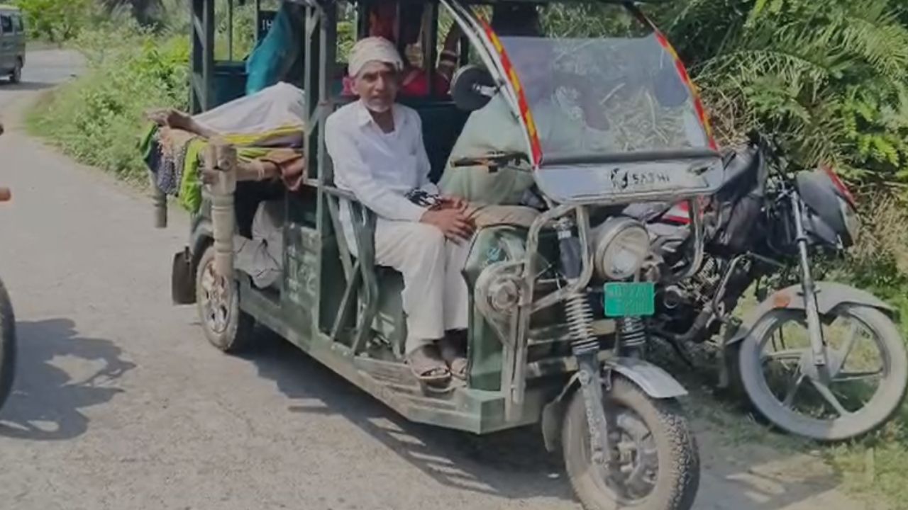 उत्तर प्रदेश सरकार जहां एक ओर प्रदेश में स्वास्थ्य सेवाओं और एंबुलेंस व्यवस्था को बेहतर बनाने के दावे कर रही है, वहीं बदायूं जिले से सामने आई एक तस्वीर ने इन दावों पर सवाल खड़े कर दिए हैं। यहां एक घायल युवक को चार घंटे तक एंबुलेंस का इंतजार करना पड़ा, लेकिन मदद नहीं पहुंची। मजबूर होकर परिजनों ने उसे चारपाई पर लिटाकर ई-रिक्शा से इलाज के लिए ले जाना पड़ा। (Img: Dynamite News)