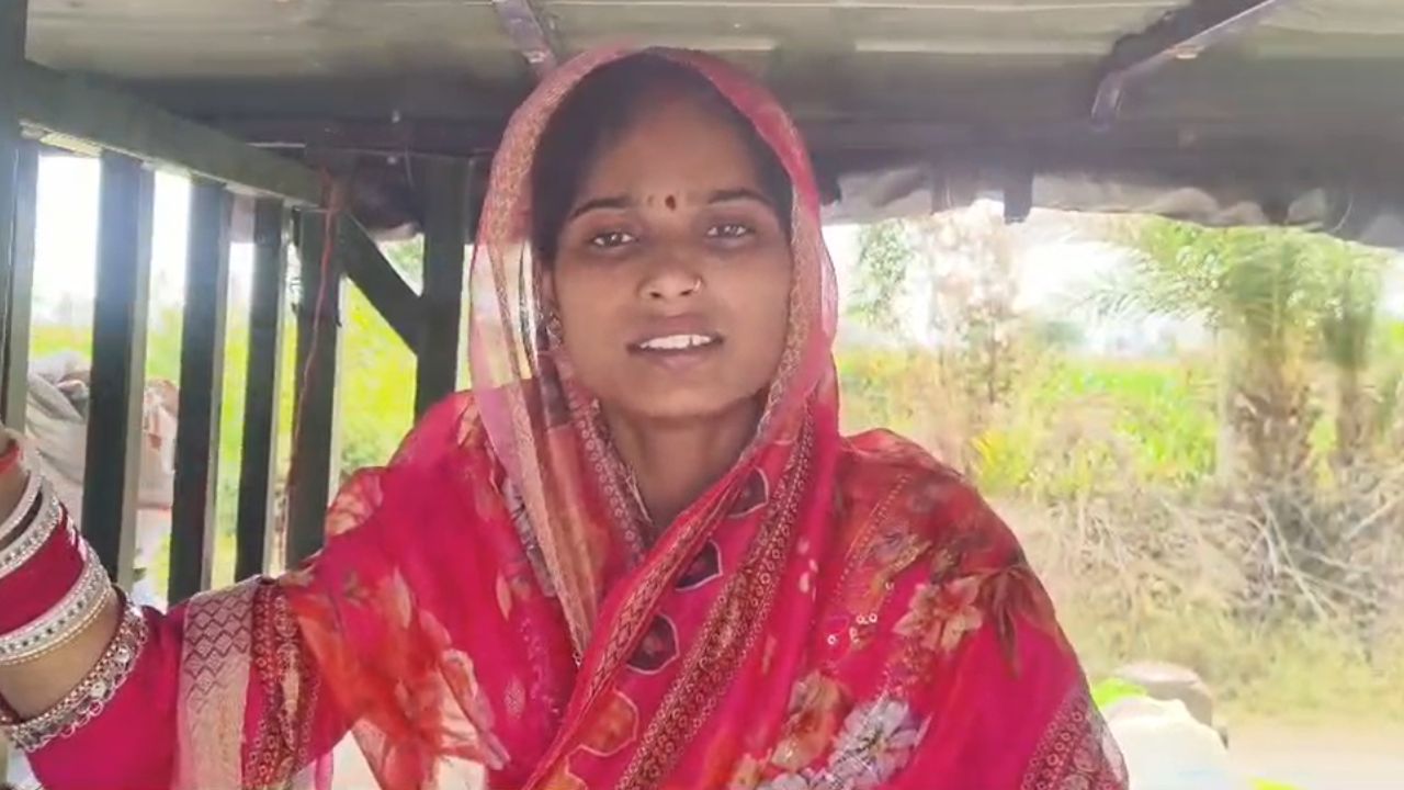 पत्नी काजल ने बताया कि उनके पास इलाज के लिए पर्याप्त पैसे नहीं थे। आर्थिक तंगी के चलते वे महेश को बड़े अस्पताल नहीं ले जा सके। मजबूरी में उसे उसी हालत में ई-रिक्शा से वापस घर ले जाना पड़ा। परिवार का कहना है कि पैसे का इंतजाम होने के बाद वे किसी निजी वाहन से उसे बदायूं इलाज के लिए ले जाएंगे। (Img: Dynamite News) 