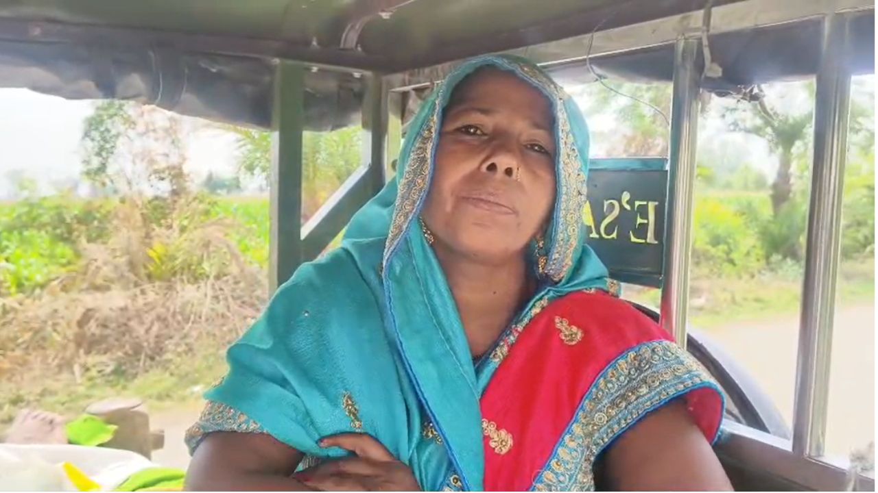 घटना की तस्वीरें और बहिन नीरज के बयान स्वास्थ्य विभाग की कार्यप्रणाली पर गंभीर सवाल खड़े कर रहे हैं। ग्रामीणों का कहना है कि अगर समय पर एंबुलेंस मिल जाती तो घायल युवक को इतनी परेशानी नहीं उठानी पड़ती। यह मामला एक बार फिर दिखाता है कि गरीब और ग्रामीण इलाकों में रहने वाले लोगों के लिए आज भी बेहतर स्वास्थ्य सुविधाएं और समय पर इलाज बड़ी चुनौती बने हुए हैं।  (Img: Dynamite News) 
