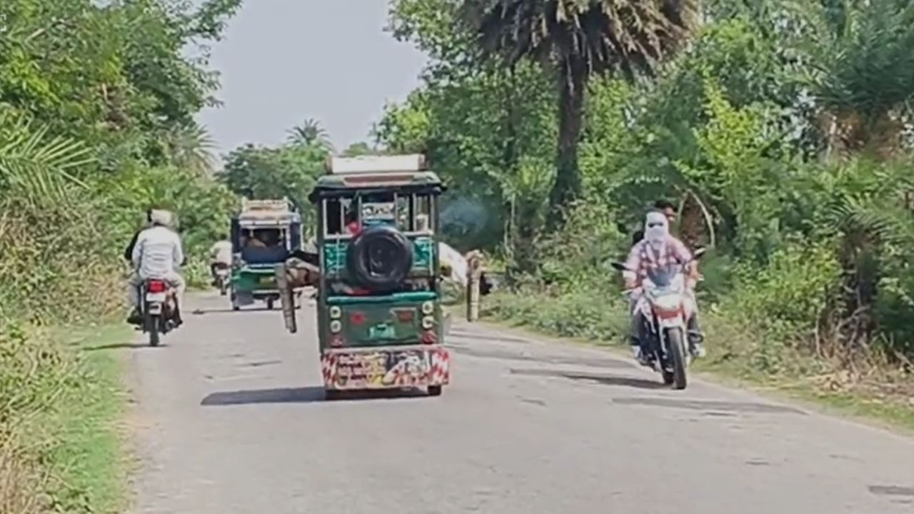 परिजन एक ई-रिक्शा लेकर आए और उस पर चारपाई रखकर घायल महेश को लिटाया गया। इसके बाद उसे पास के कस्बा उसैहत में एक निजी डॉक्टर के यहां ले जाया गया। वहां एक्स-रे कराने पर पता चला कि महेश की हड्डी टूट गई है और उसे बेहतर इलाज की जरूरत है। (Img: Dynamite News)