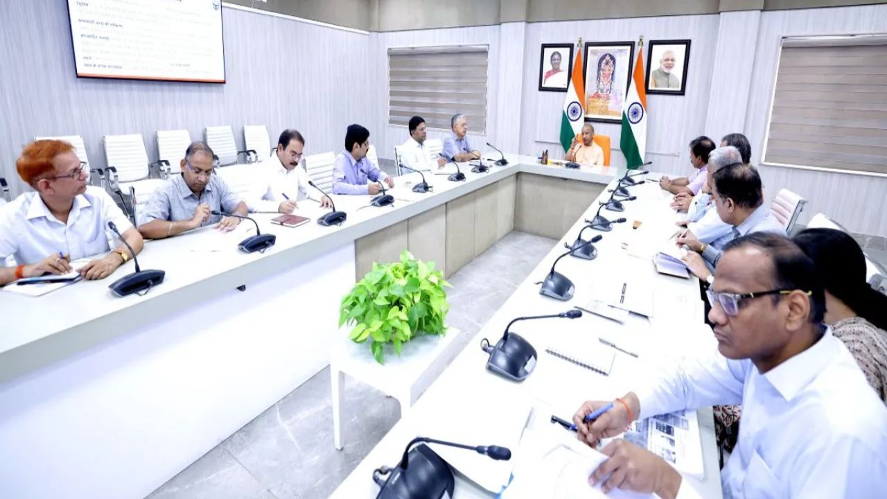 UP Power Crisis: 48 डिग्री के टॉर्चर में न कटे बिजली; यूपी में पावर कट से परेशान लोग, CM ने दी राहत