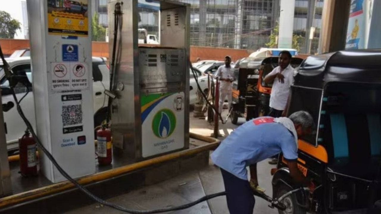 महंगाई का डबल झटका: दिल्ली-NCR में फिर महंगी हुई CNG, दो दिनों में दूसरी बार बढ़ीं कीमतें, देखें नई रेट लिस्ट