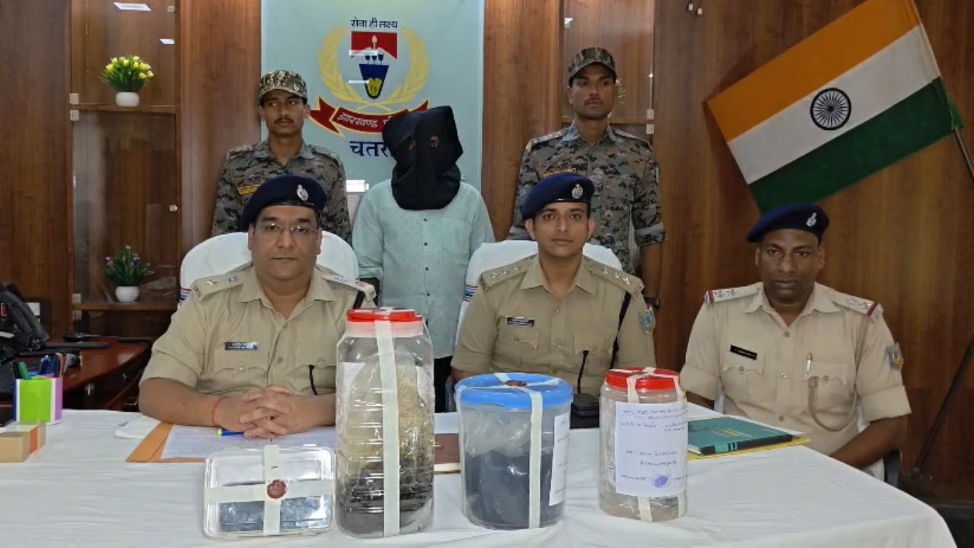 Chatra Police action: बस पकड़ने की तैयारी में था अफीम तस्कर, घेराबंदी कर पुलिस ने एन वक्त पर बिगाड़ा खेल, जानें पूरा मामला