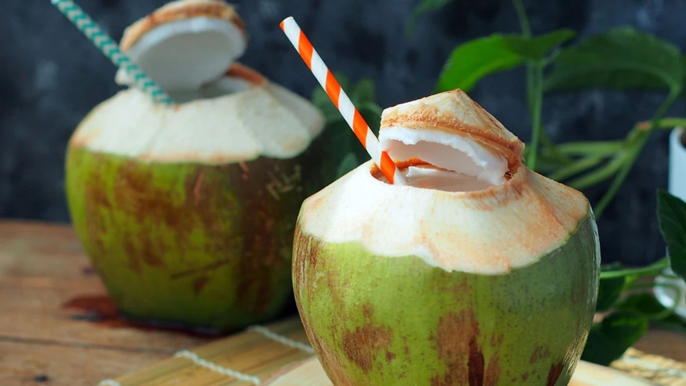 Coconut Water Benefits: खाली पेट नारियल पानी पीने से मिलते हैं गजब के फायदे
