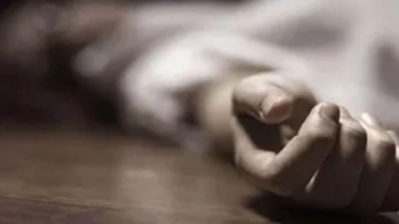 कौशांबी में दर्दनाक हादसा: मिट्टी का टीला ढहने से आठ महिलाएं दबीं, तीन की मौत की आशंका