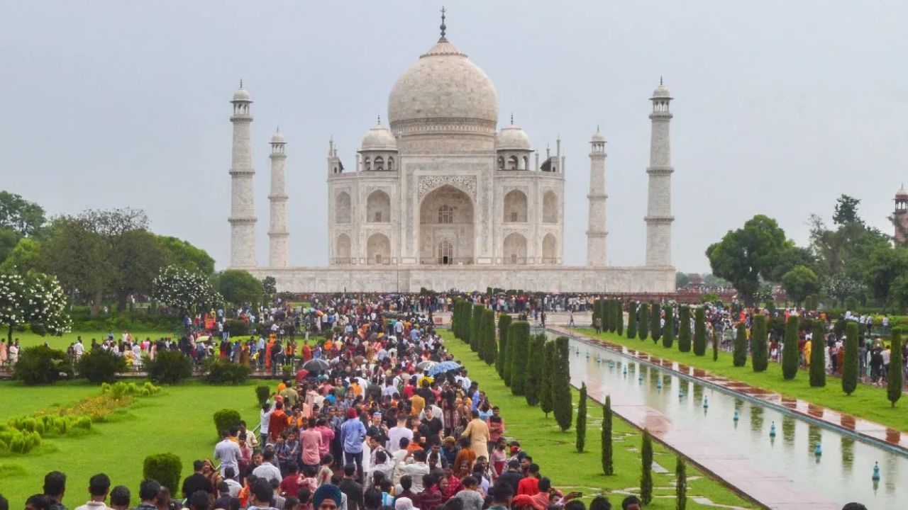 ताजमहल में भीड़ पर लगेगी लगाम, एक घंटे में अधिकतम 6000 से कम पर्यटकों को मिलेगा प्रवेश
