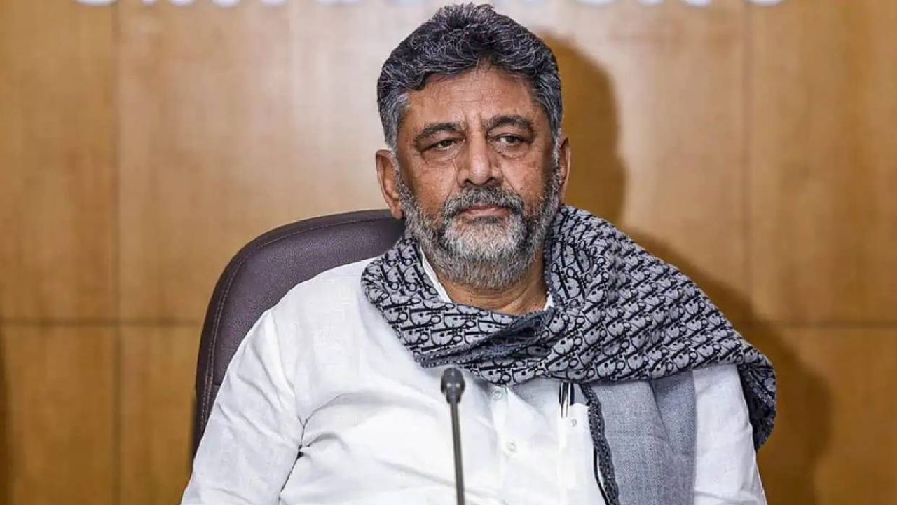 DK Shivkumar: 50-50 का फार्मूला, डीके शिवकुमार होंगे कर्नाटक के अगले मुख्यमंत्री, सिद्धारमैया को लेकर जानिये ये अपडेट