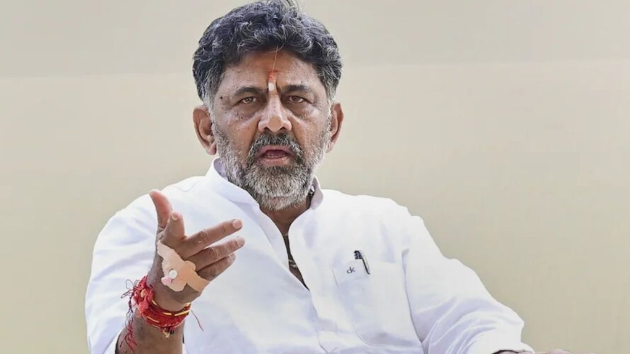 तमिलनाडु सरकार गठन पर विवाद : डीके शिवकुमार ने राज्यपाल को घेरा, TVK को लेकर बोली बड़ी बात
