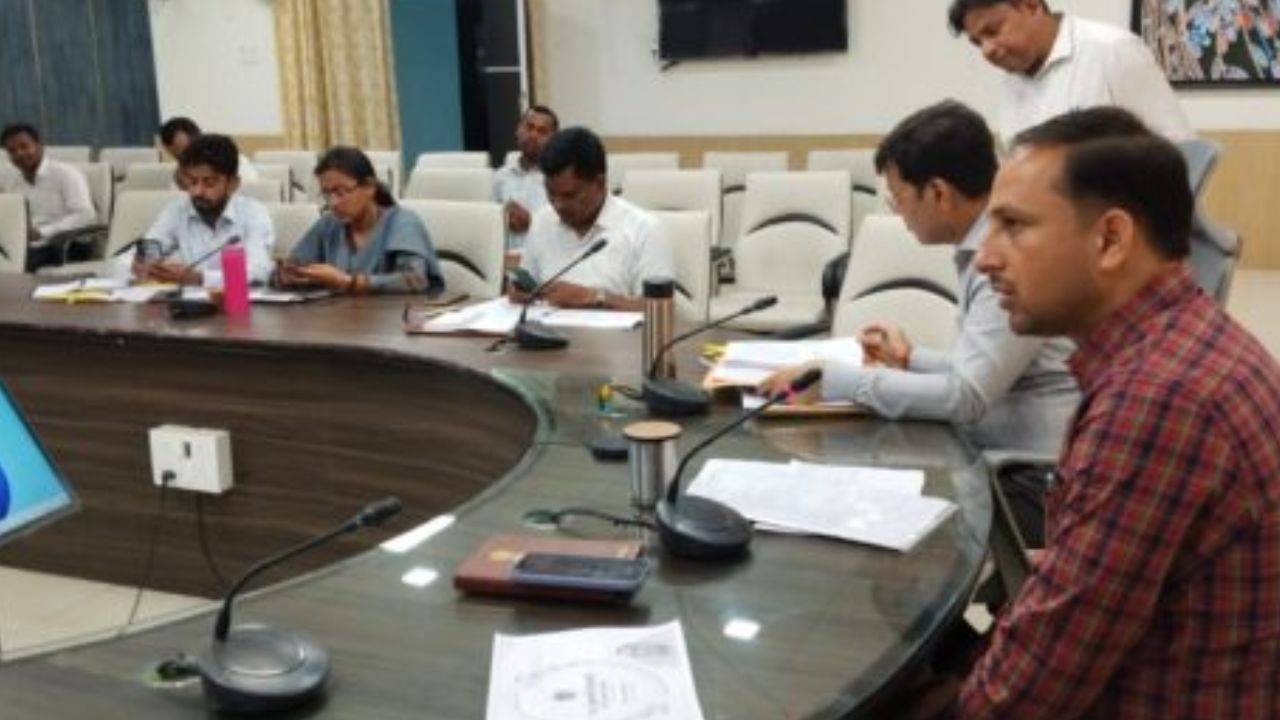 महराजगंज: विकास योजनाओं की धीमी प्रगति से डीएम नाराज, अधिकारियों पर बरसे