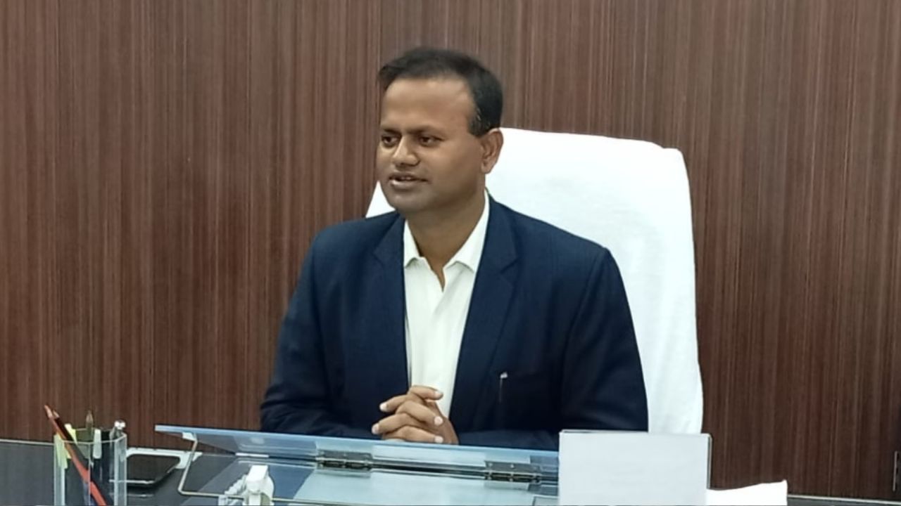 Fame India Survey 2026: देश के Top 100 District Magistrates में शामिल हुए Azamgarh DM Ravindra Kumar