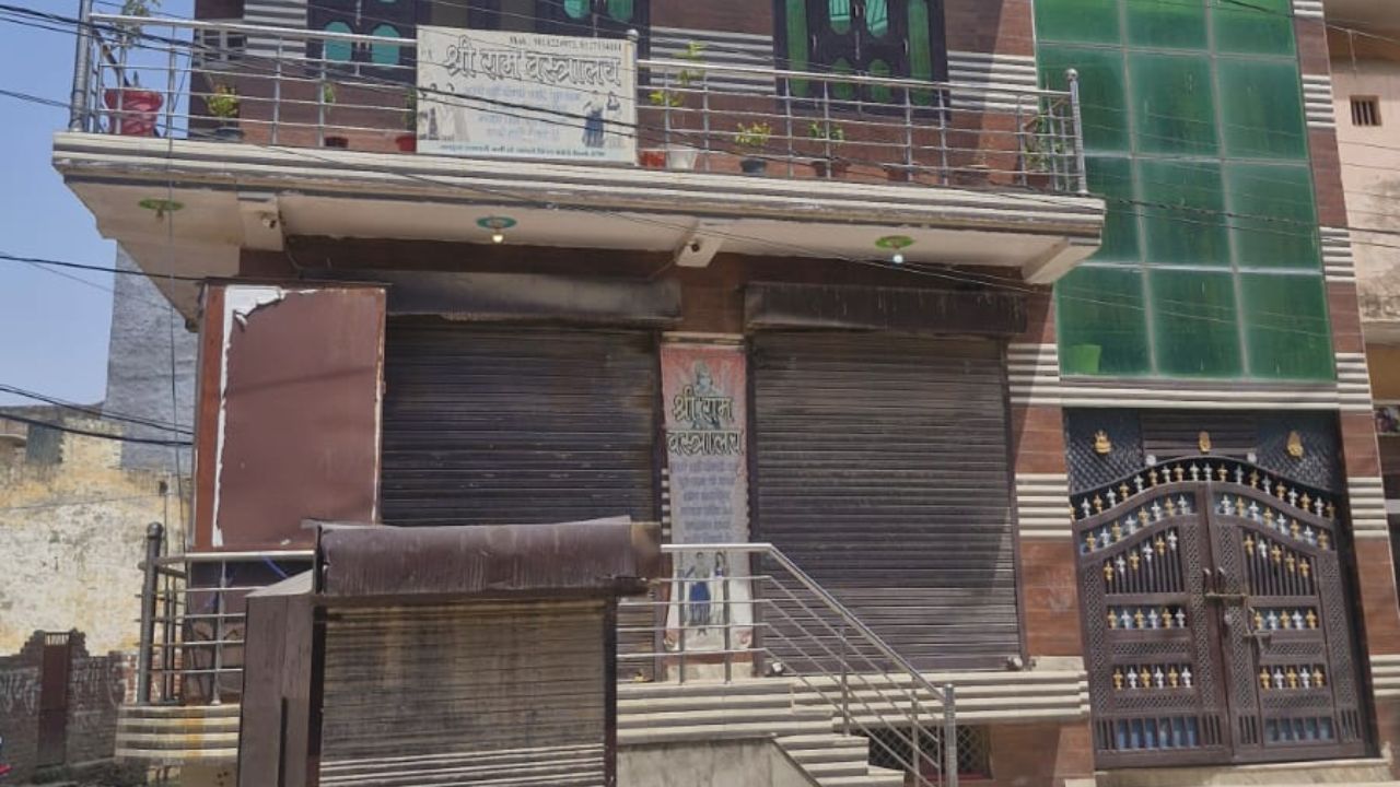 मामले में सबसे ज्यादा चर्चा दीपिका की सास और ननद को लेकर हो रही है। आरोप है कि घटना के बाद दोनों घर छोड़कर चली गईं। पुलिस उनकी तलाश में जुटी हुई है और फरारी को मामले की अहम कड़ी माना जा रहा है।