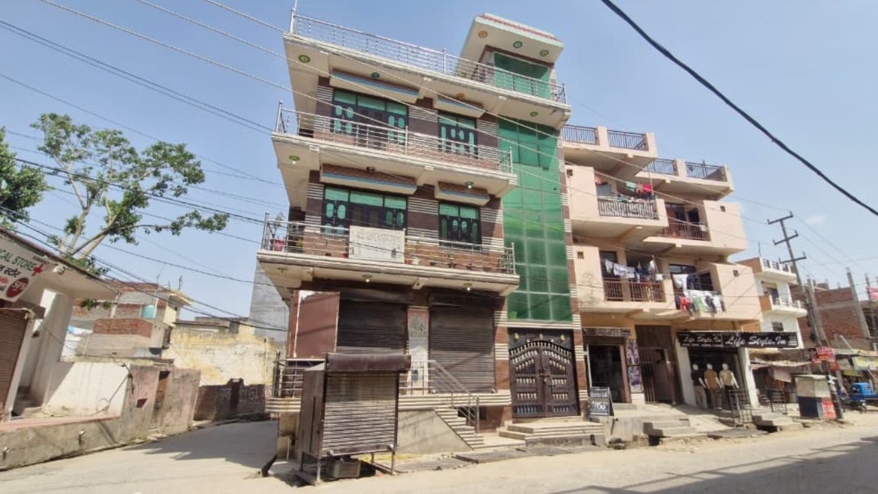 जिस घर में कभी शादी की शहनाइयां गूंजी थीं, आज वहां सन्नाटा पसरा है। दरवाजे पर लटका ताला कई सवाल खड़े कर रहा है। चर्चित दीपिका नागर मौत मामले में अब एक के बाद एक ऐसे खुलासे सामने आ रहे हैं जिसने पूरे इलाके को हिलाकर रख दिया है। दीपिका की मौत के बाद उसका ससुराल बंद पड़ा है और आरोप है कि सास और ननद घर छोड़कर फरार हो गई हैं। परिवार का दावा है कि यह आत्महत्या नहीं बल्कि दहेज के लिए की गई सुनियोजित हत्या है।