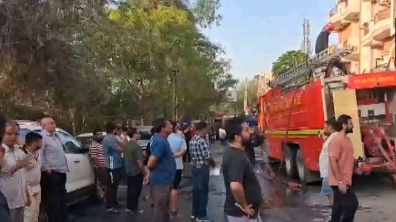 दिल्ली के विवेक विहार में लगी भीषण आग: एसी ब्लास्ट के बाद चार मंजिला इमारत धधका, 9 की मौत